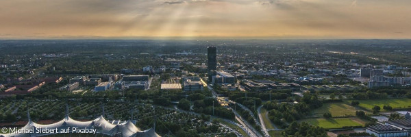 Olympia-Park München, darüber Wolkenhimmel