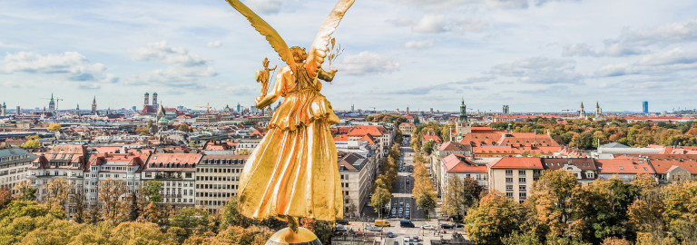 Der Friedensengel in München und Blick über die Stadt