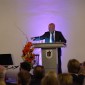 Stadtrat Christian Vorländer spricht in Vertretung für Oberbürgermeister Dieter Reiter als Repräsentant der Landeshauptstadt und als Gastgeber (Bild: ELKB/lü)