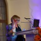 Synoden-Präsidentin Dr. Annekathrin Preidel überreicht Regionalbischof Kopp symbolische Begrüßungs-Geschenke (BILD: ELKB/lü)