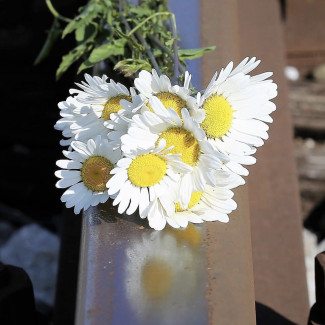 Ein Blumenstrauß auf einer Eisenbahnschiene