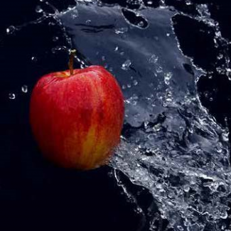 Ein knackiger Apfel und frisches Wasser