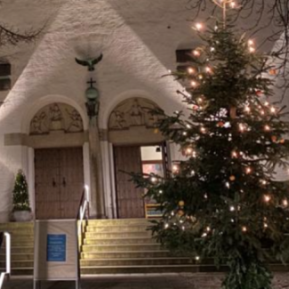 Dreieinigkeitskirche Bogenhausen an Weihnachten