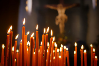 Kerzen in einer orthodoxen Basilika