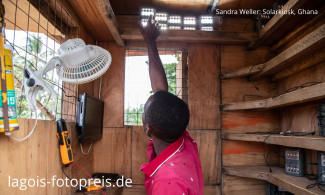 Sandra Weller: Solarkiosk, Ghana