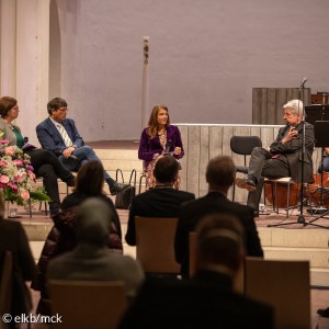Auf dem Podium: Pfarrerin Yvonne Renner, Prof. Dr. Reiner Anselm, Dr. Susanne Betz, Prof. Dr. Harry Oelke (Bild: elkb/mck)