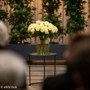 Weiße Rosen in der Trauerhalle bei der Gedenkveranstaltung für Wilhelm Freiherr von Pechmann (Bild: elkb/mck)