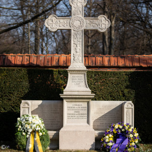 Grab Wilhelm Freiherr von Pechmanns mit Kränzen (Bild: elkb/mck)