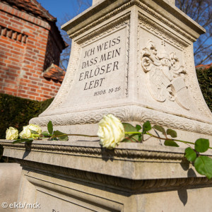 Grabstein von Wilhelm Freiherr von Pechmann mit weißen Rosen (Bild: elkb/mck)